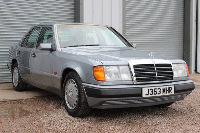 Mercedes-Benz 260 E2.6 Saloon Saloon Petrol Grey
