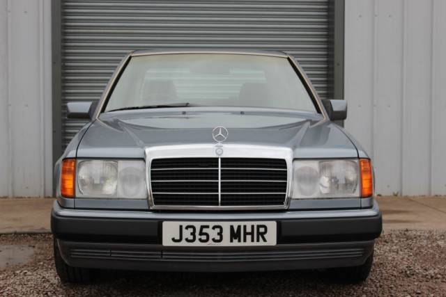 1991 Mercedes-Benz 260 E2.6 Saloon