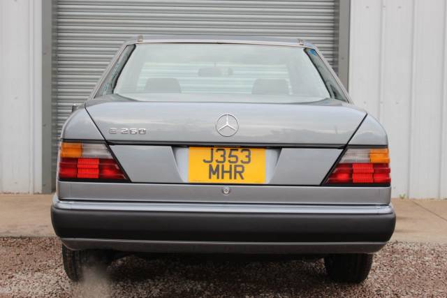 1991 Mercedes-Benz 260 E2.6 Saloon